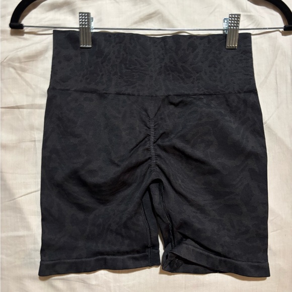 Gymshark Sports Bra, Shorts, and Leggings Set - Picture 3 of 7